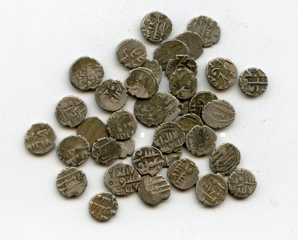 Lot of 35 nice silver dammas, late 900s CE, Habbarid Amirs of Sind