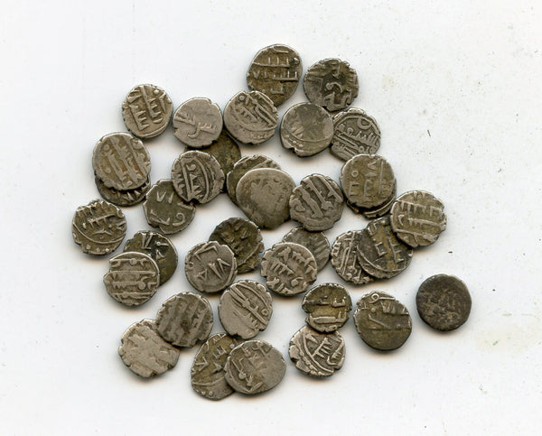 Lot of 35 nice silver dammas, late 900s CE, Habbarid Amirs of Sind