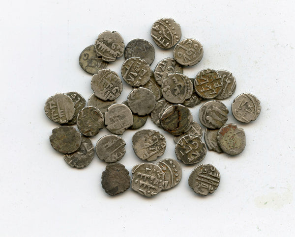 Lot of 35 nice silver dammas, late 900s CE, Habbarid Amirs of Sind