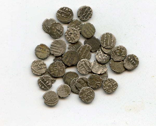 Lot of 35 nice silver dammas, late 900s CE, Habbarid Amirs of Sind