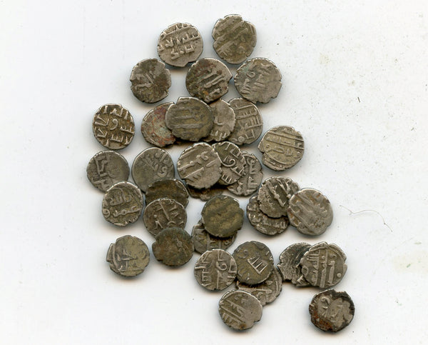 Lot of 35 nice silver dammas, 900s CE, Habbarid Amirs of Sind