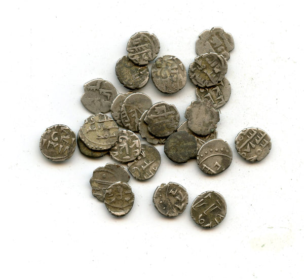 Lot of 28 various silver dammas, 900s CE, Habbarid Amirs of Sind