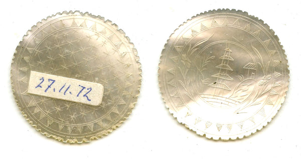 Round mother-of-pearl gaming counter, S. China, 18th–early 20th century