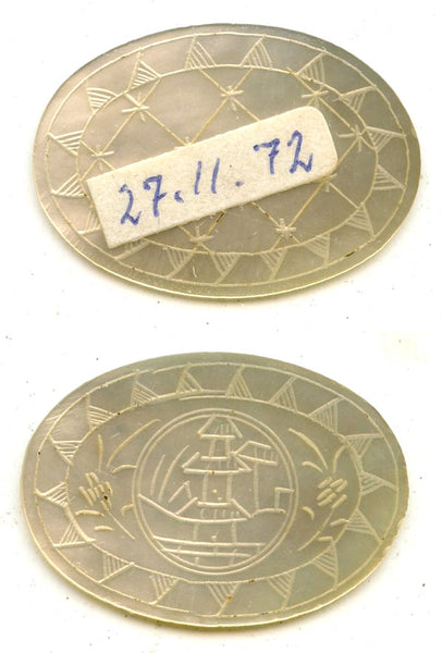 Large oval mother-of-pearl gaming counter, S. China, 18th–early 20th century